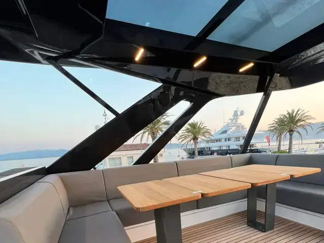 Ferretti Yachts 720