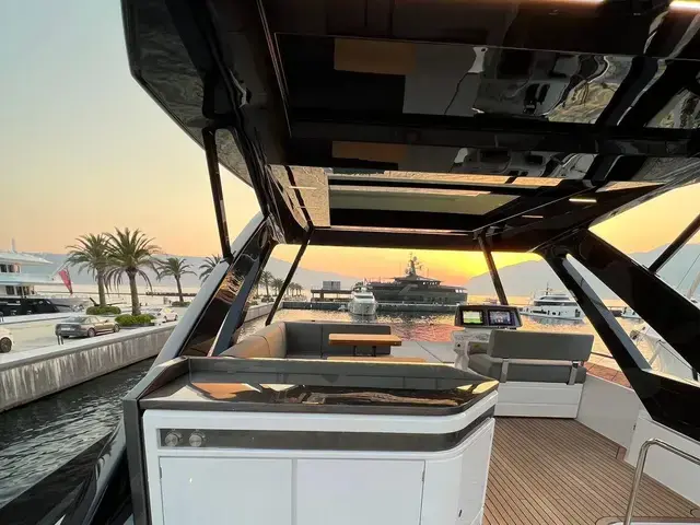 Ferretti Yachts 720