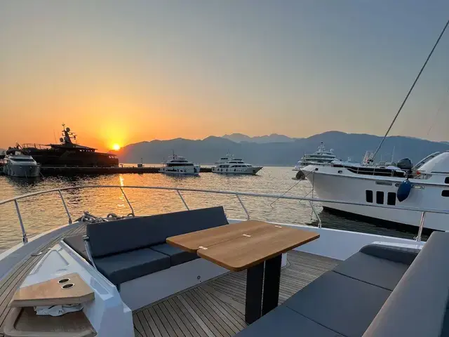 Ferretti Yachts 720