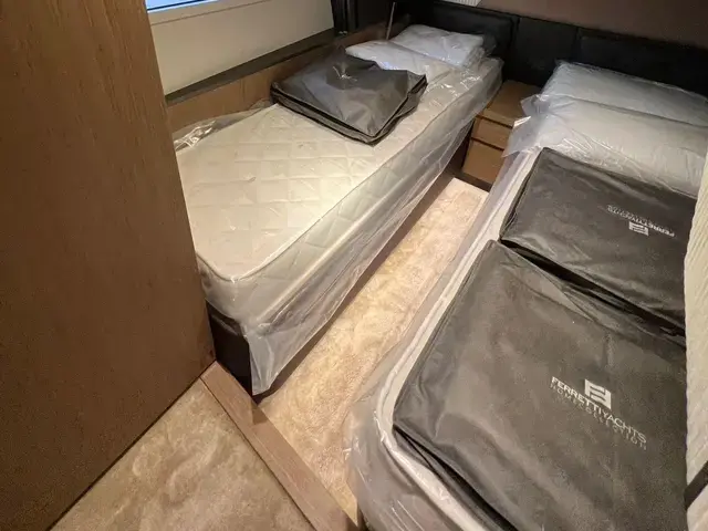 Ferretti Yachts 720