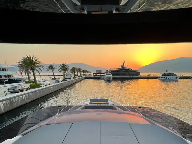 Ferretti Yachts 720