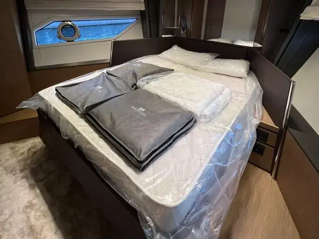 Ferretti Yachts 720