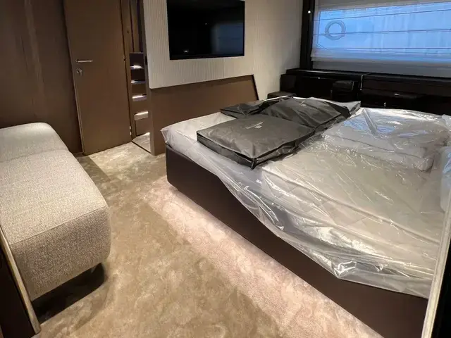 Ferretti Yachts 720