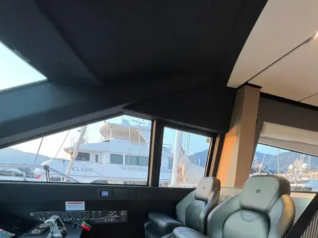 Ferretti Yachts 720