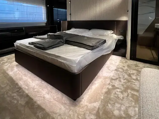 Ferretti Yachts 720