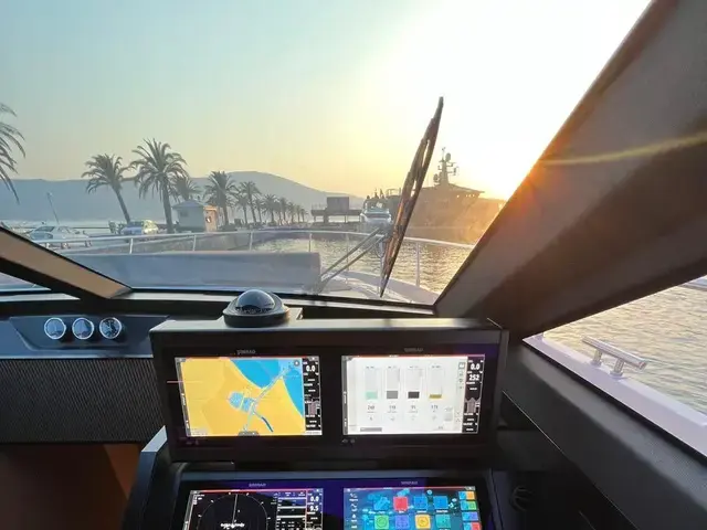 Ferretti Yachts 720