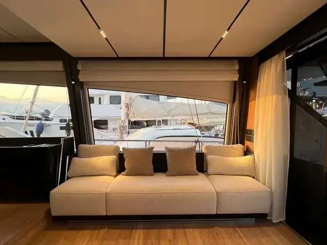 Ferretti Yachts 720