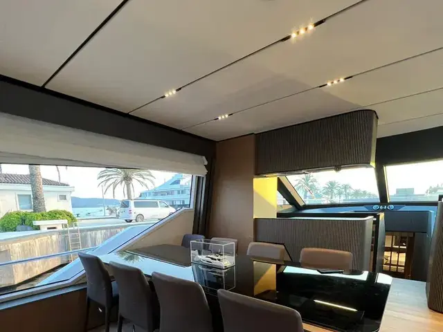 Ferretti Yachts 720