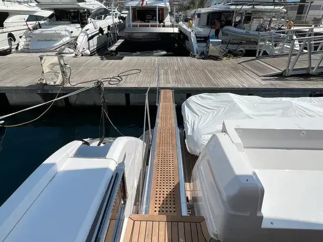 Ferretti Yachts 720