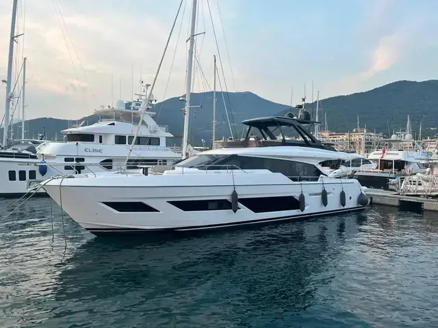 Ferretti Yachts 720