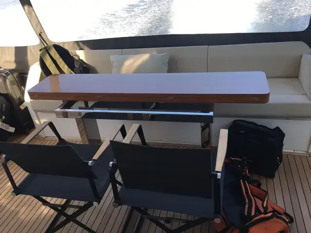 Ferretti Yachts 670