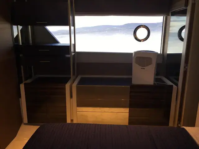 Ferretti Yachts 670