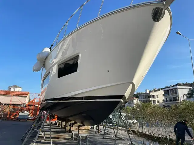 Ferretti Yachts 670