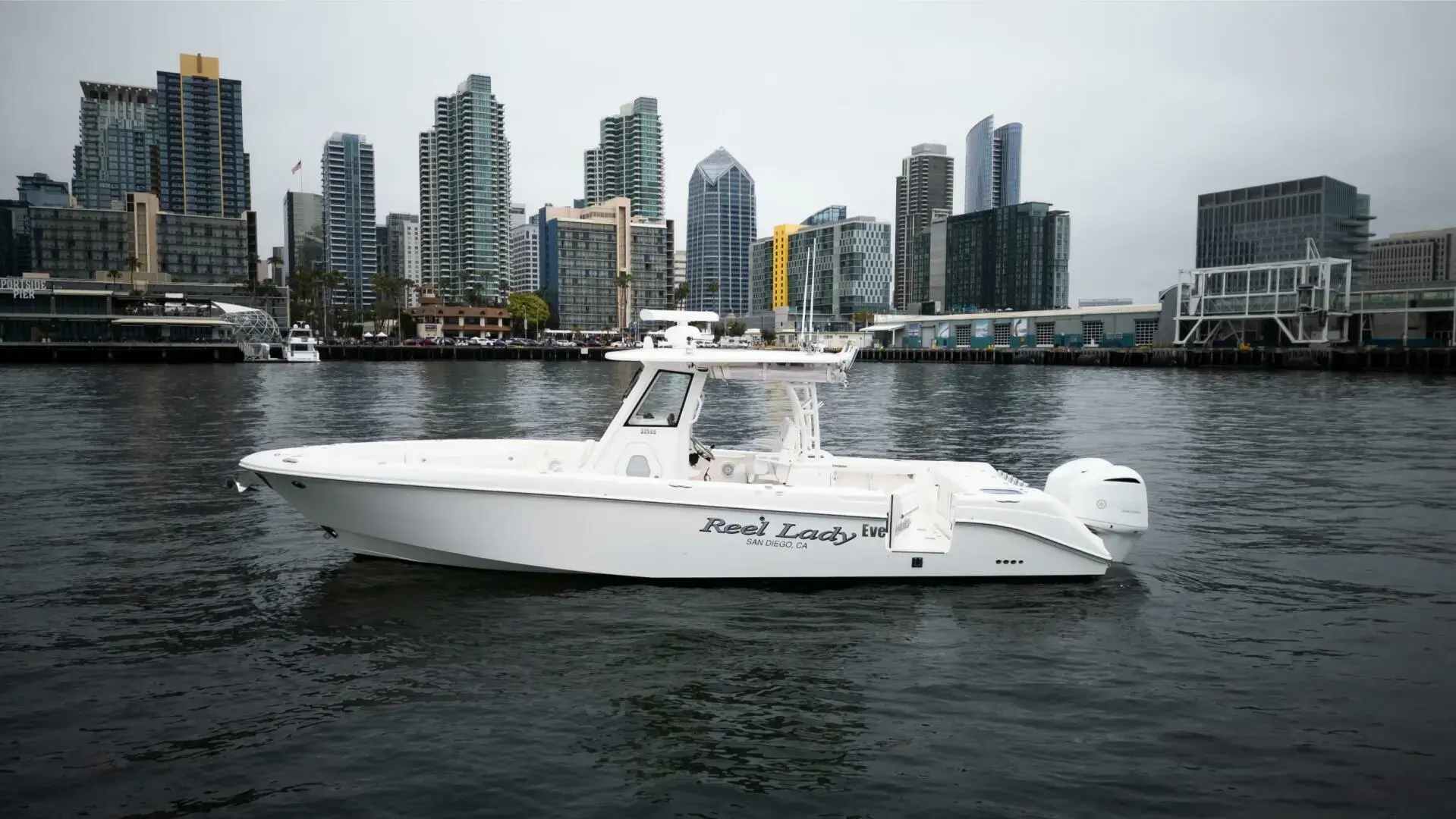 2015 Everglades Boats 325 cc