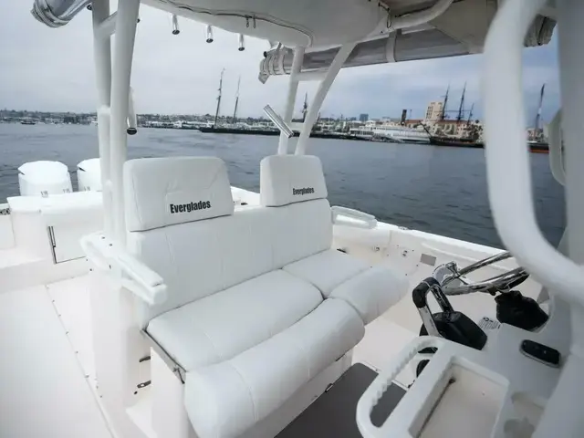 Everglades Boats 325 CC