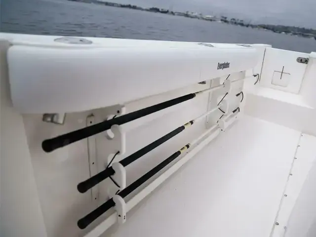 Everglades Boats 325 CC