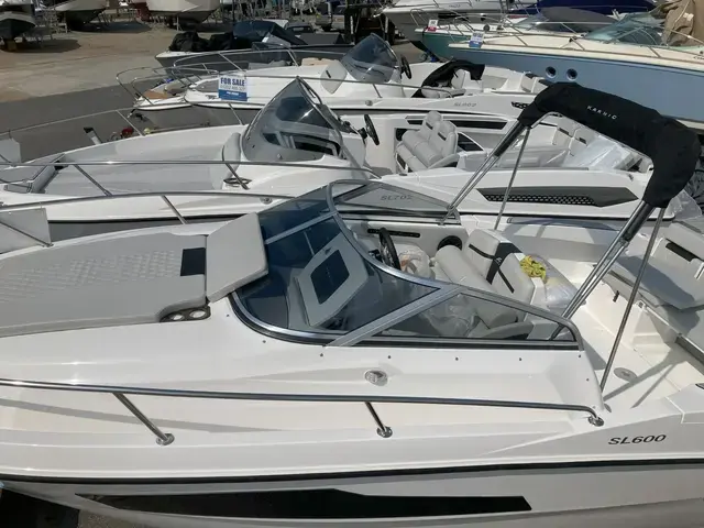 Karnic Boats SL600 cabin walk around