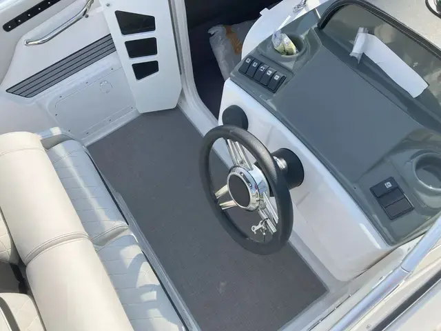 Karnic Boats SL600 cabin walk around