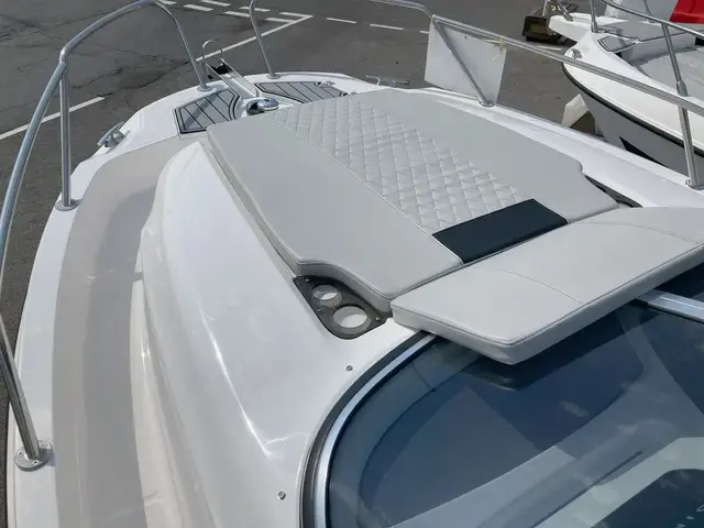 Karnic Boats SL600 cabin walk around