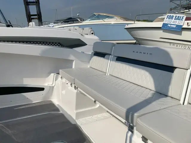 Karnic Boats SL600 cabin walk around