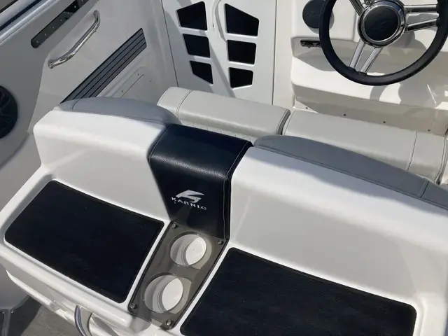 Karnic Boats SL600 cabin walk around