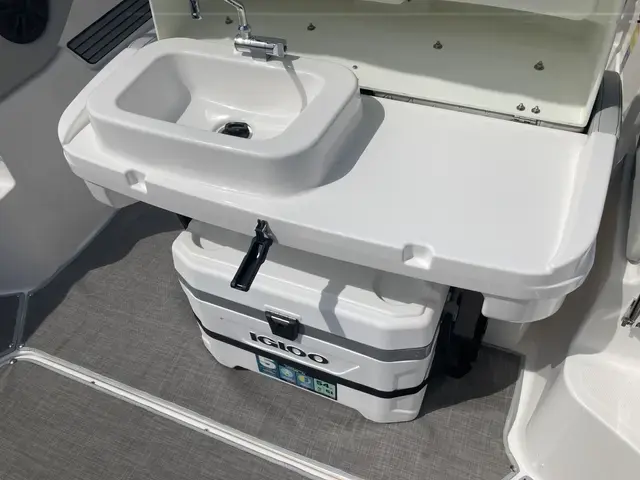 Karnic Boats SL600 cabin walk around