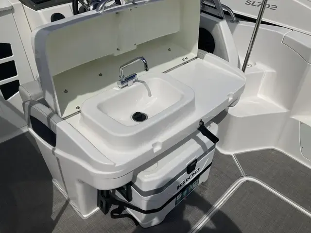 Karnic Boats SL600 cabin walk around