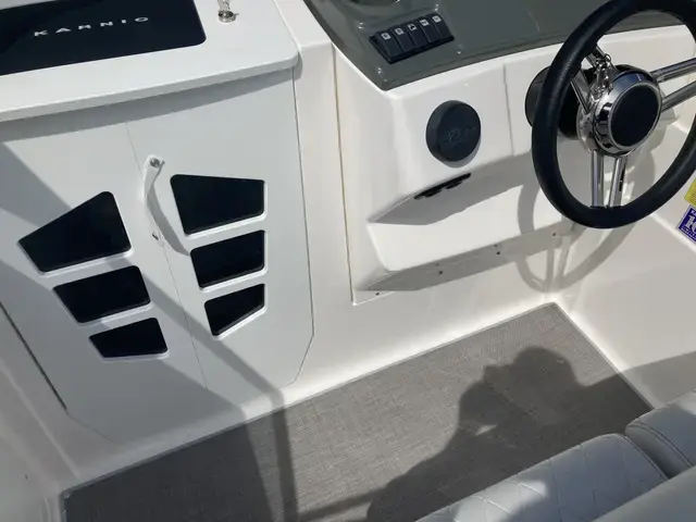 Karnic Boats SL600 cabin walk around