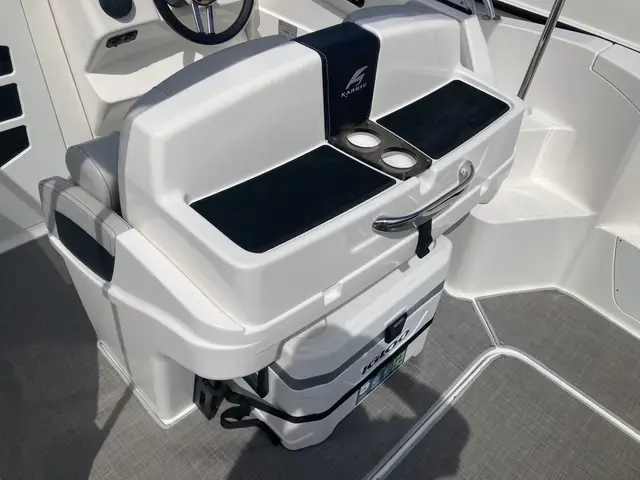 Karnic Boats SL600 cabin walk around