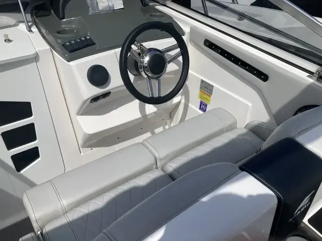 Karnic Boats SL600 cabin walk around