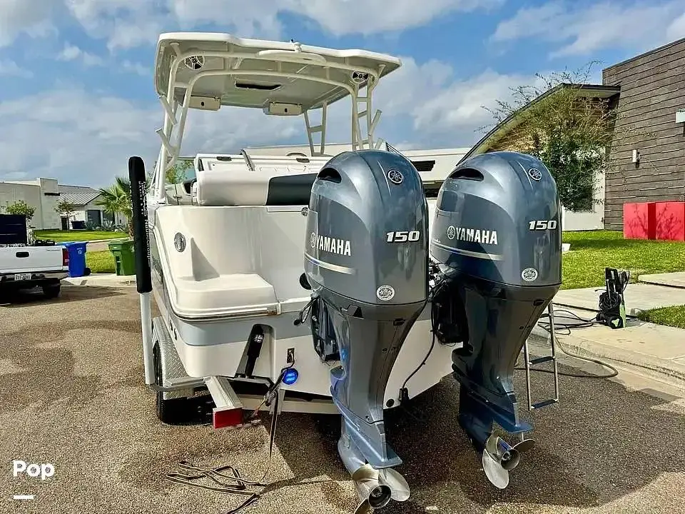 2019 Robalo r247