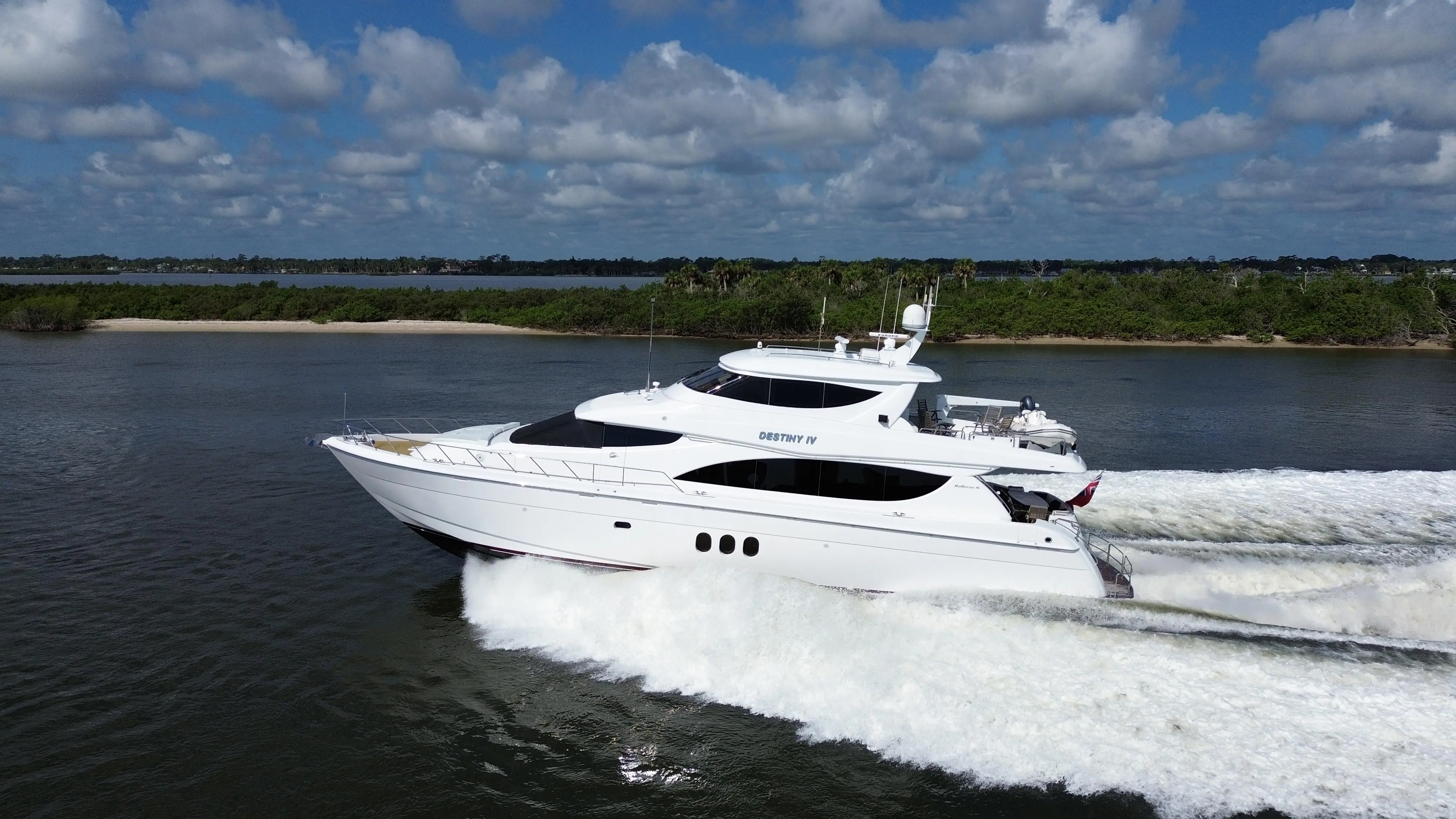 2006 Hatteras 80 enclosed bridge skylounge