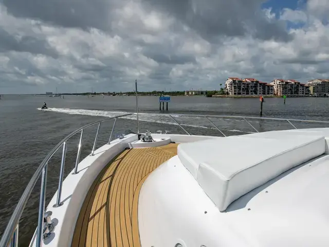 Hatteras 80'