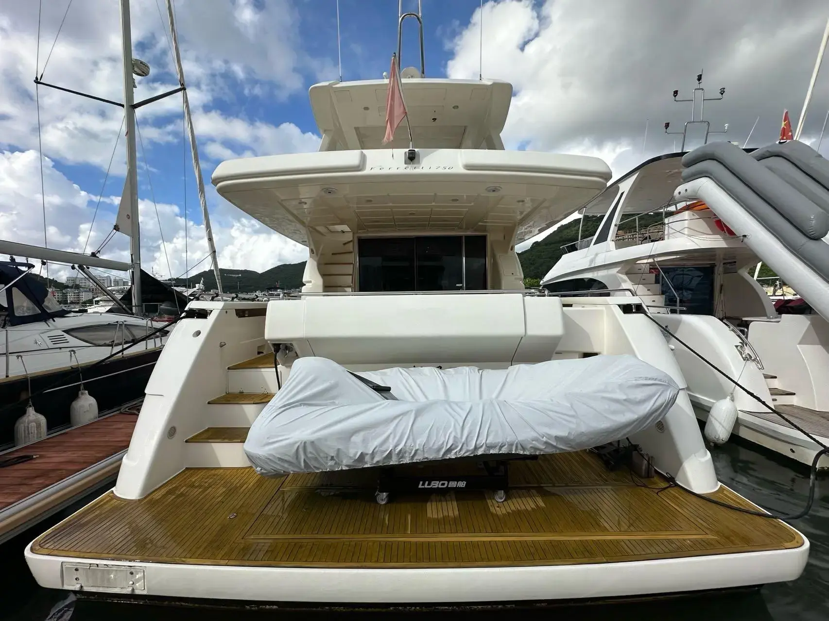 2012 Ferretti 750