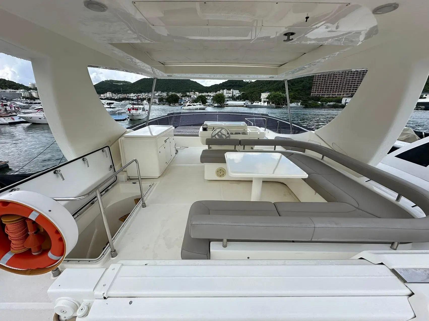 2012 Ferretti 750