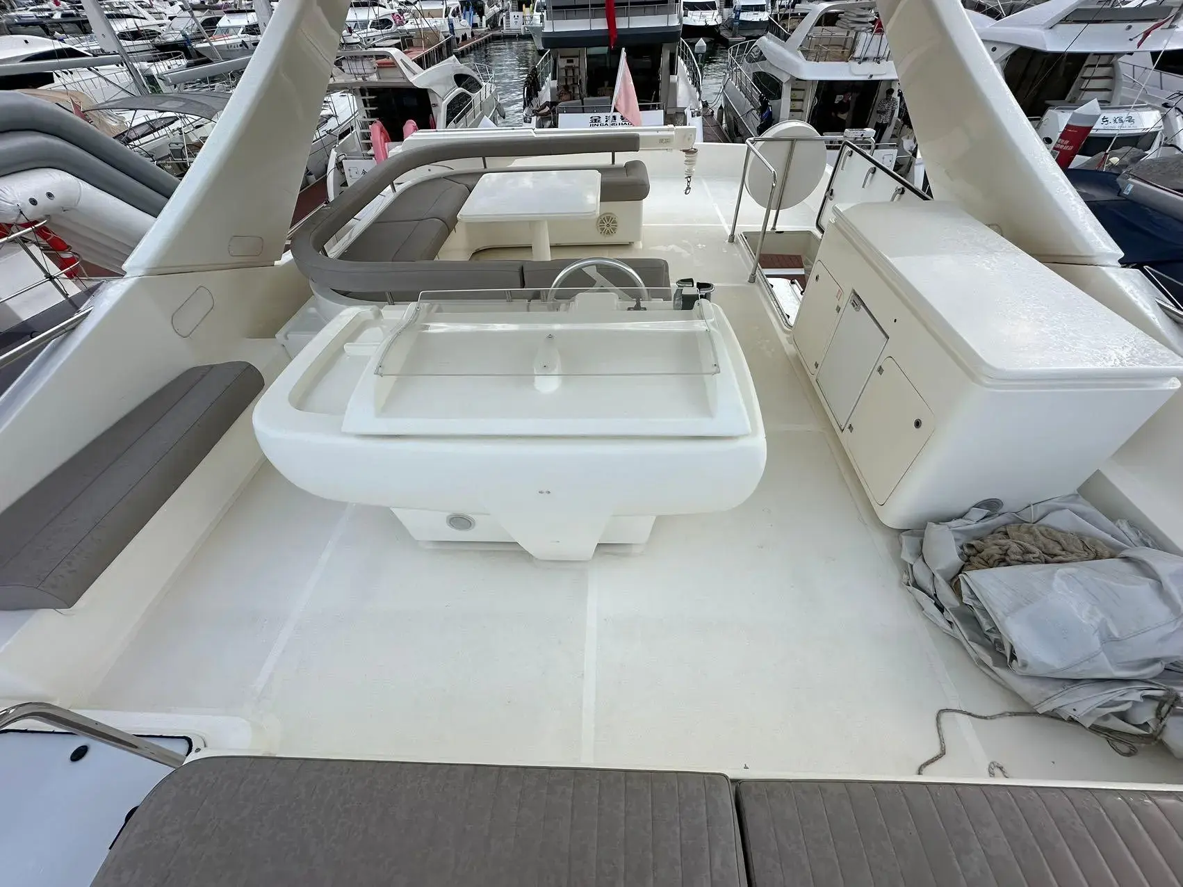 2012 Ferretti 750