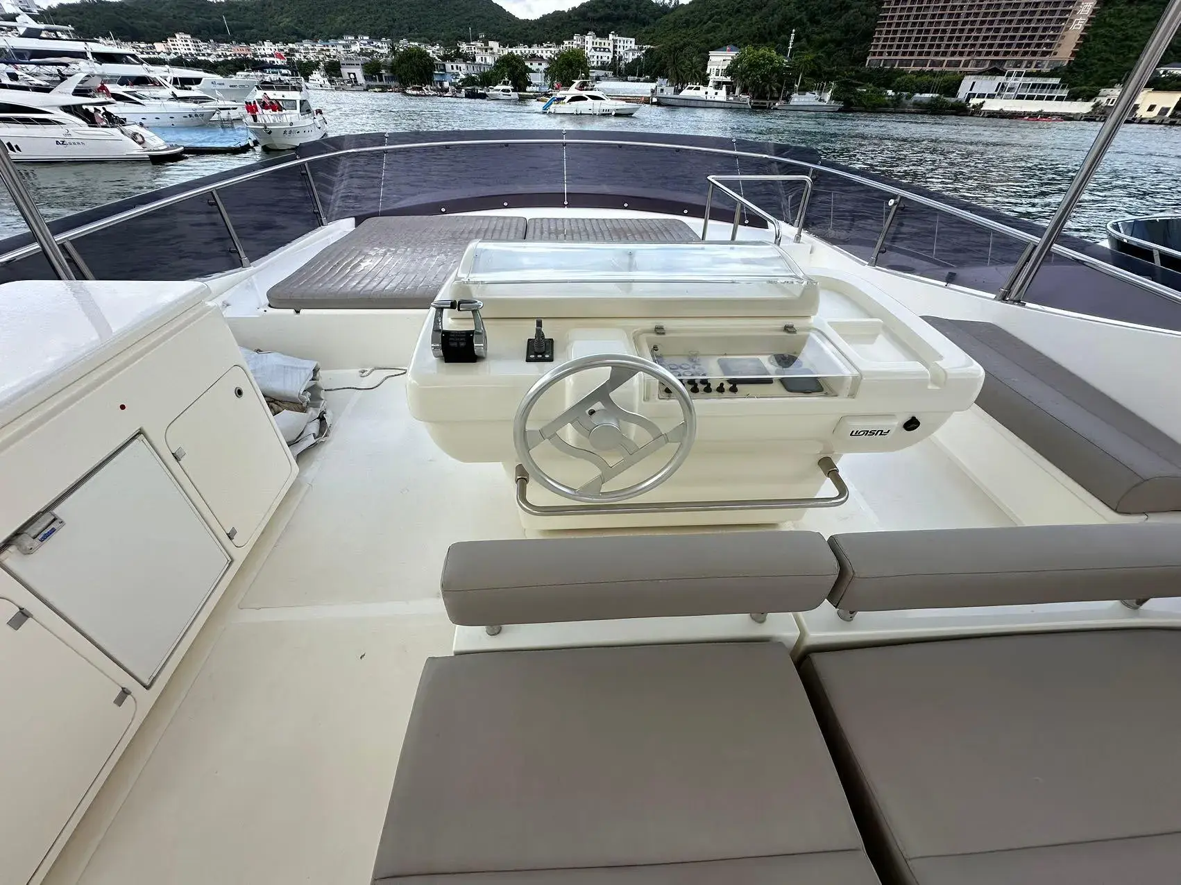 2012 Ferretti 750