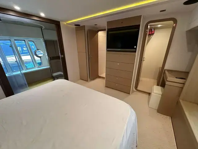 Ferretti Yachts 750