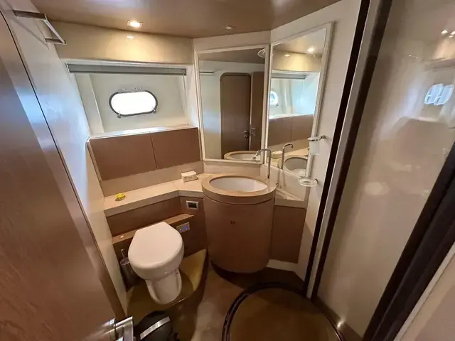 Ferretti Yachts 750