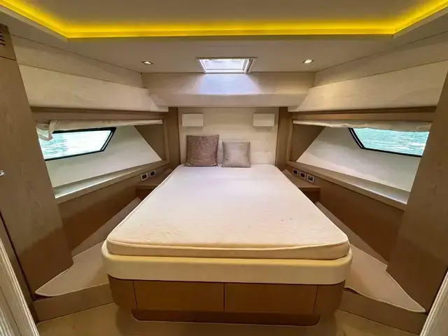 Ferretti Yachts 750