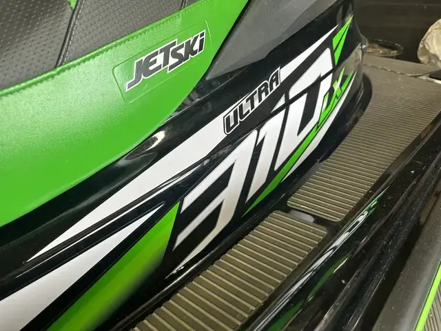 Kawasaki 310 LX jetski