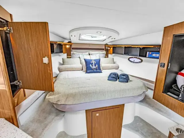 Cruisers Yachts 350 Express