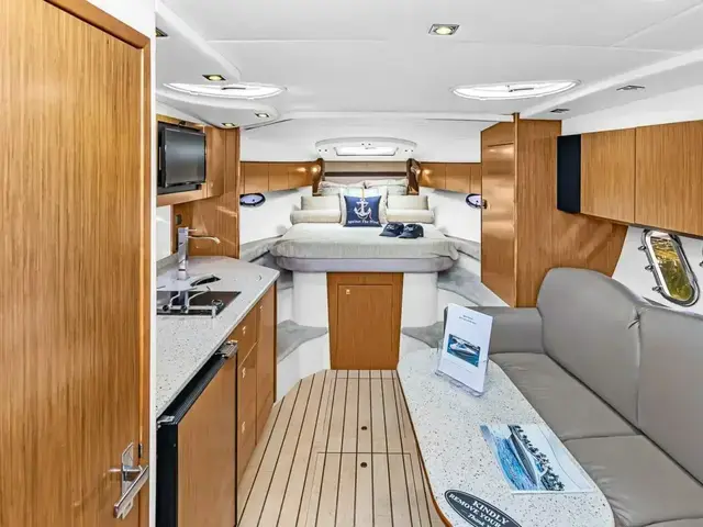 Cruisers Yachts 350 Express