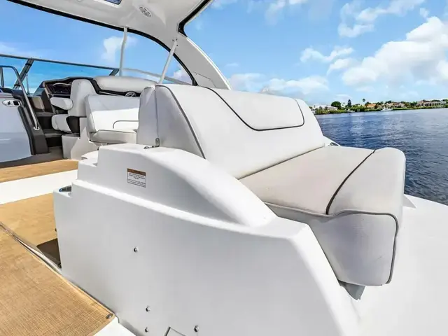 Cruisers Yachts 350 Express