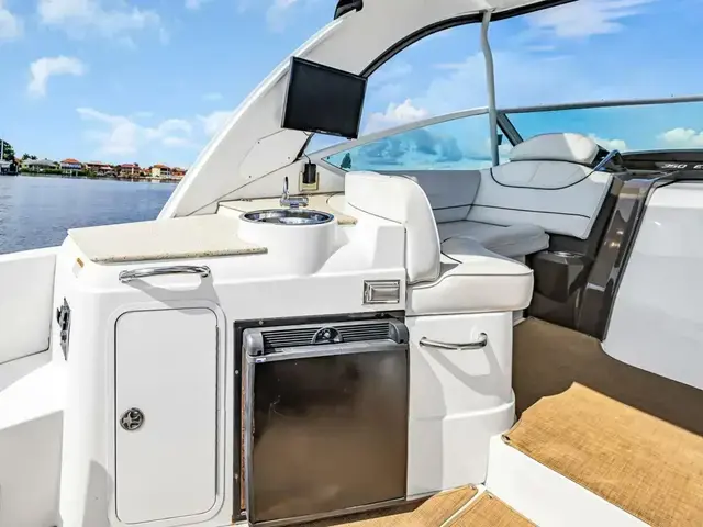 Cruisers Yachts 350 Express