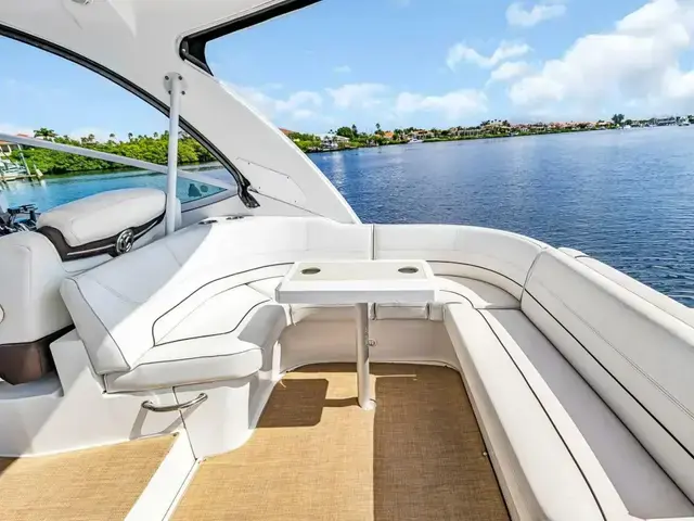 Cruisers Yachts 350 Express