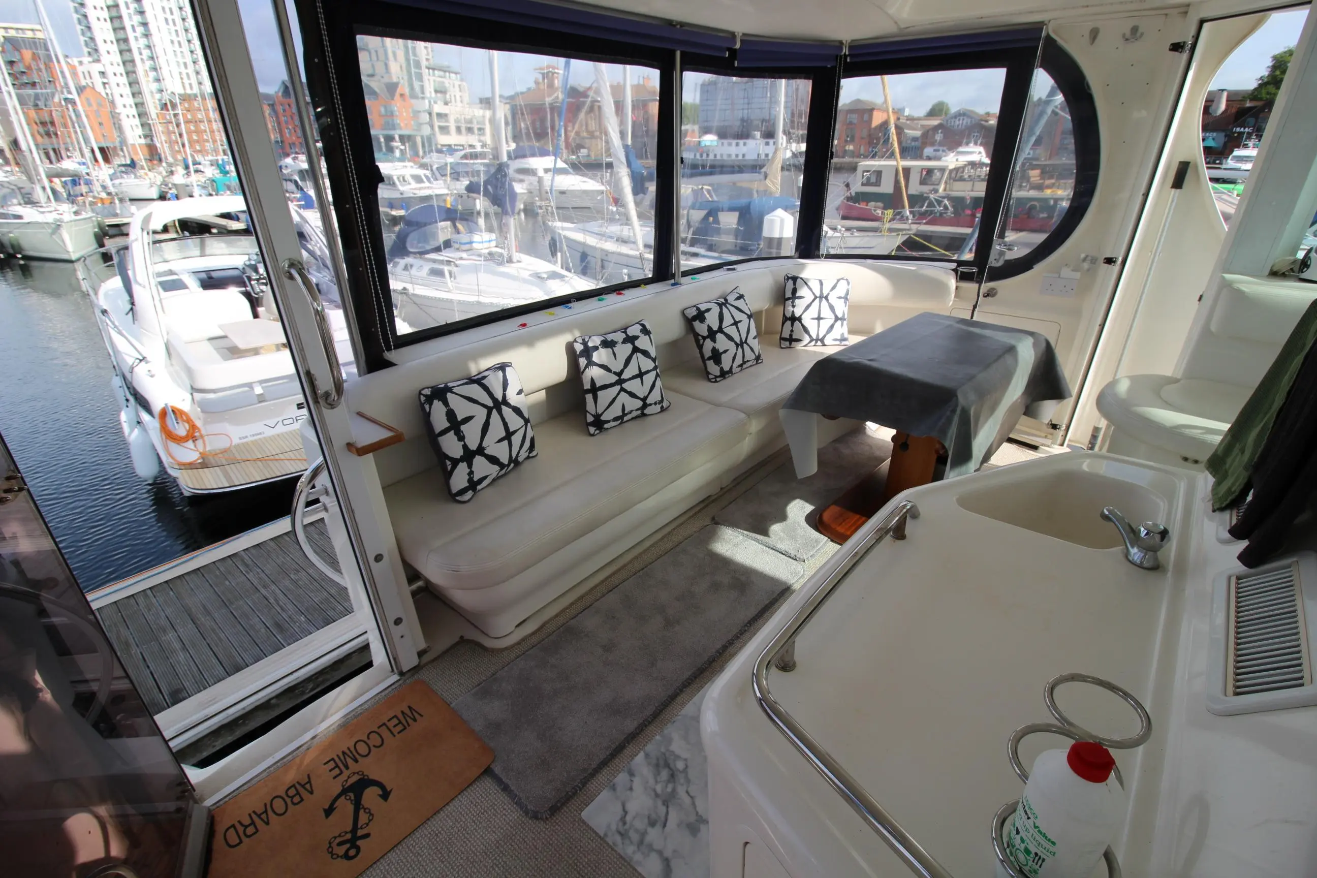 2005 Sea Ray 390 motor yacht