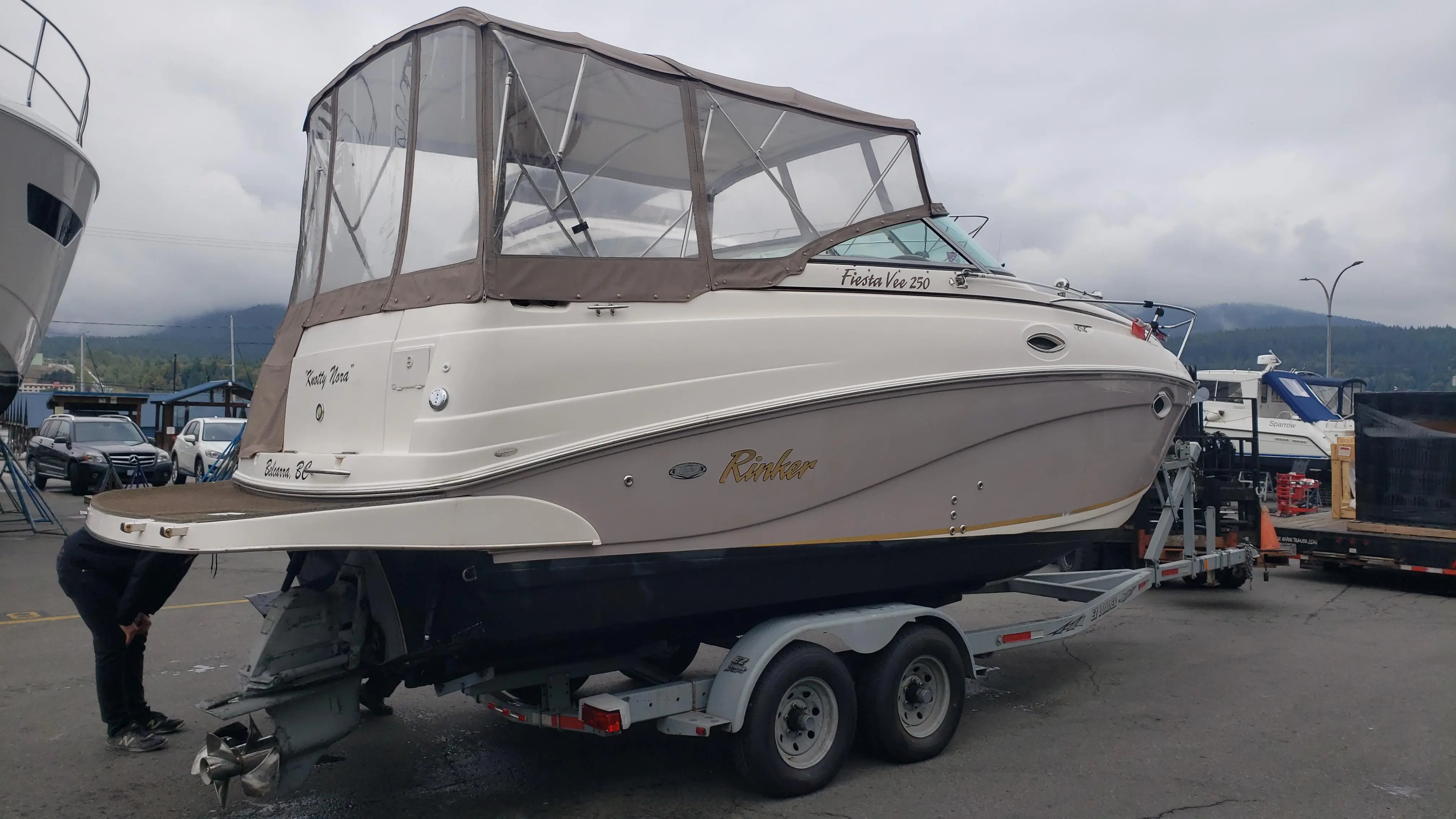 2005 Rinker 250 fiesta vee with trailer