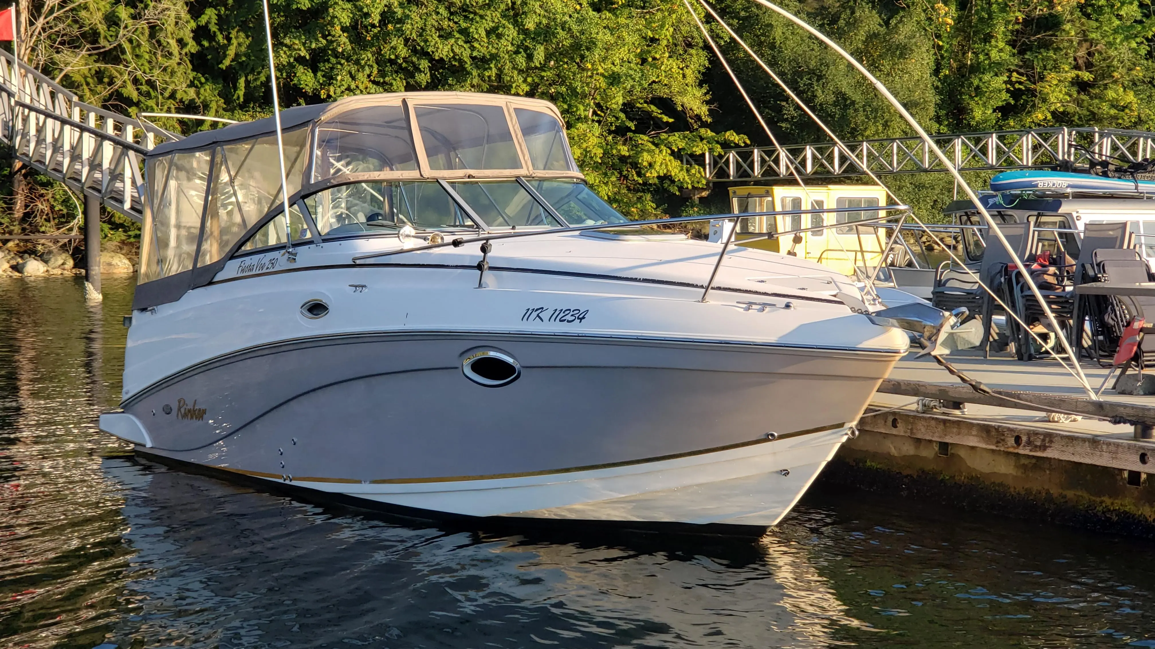 2005 Rinker 250 fiesta vee with trailer