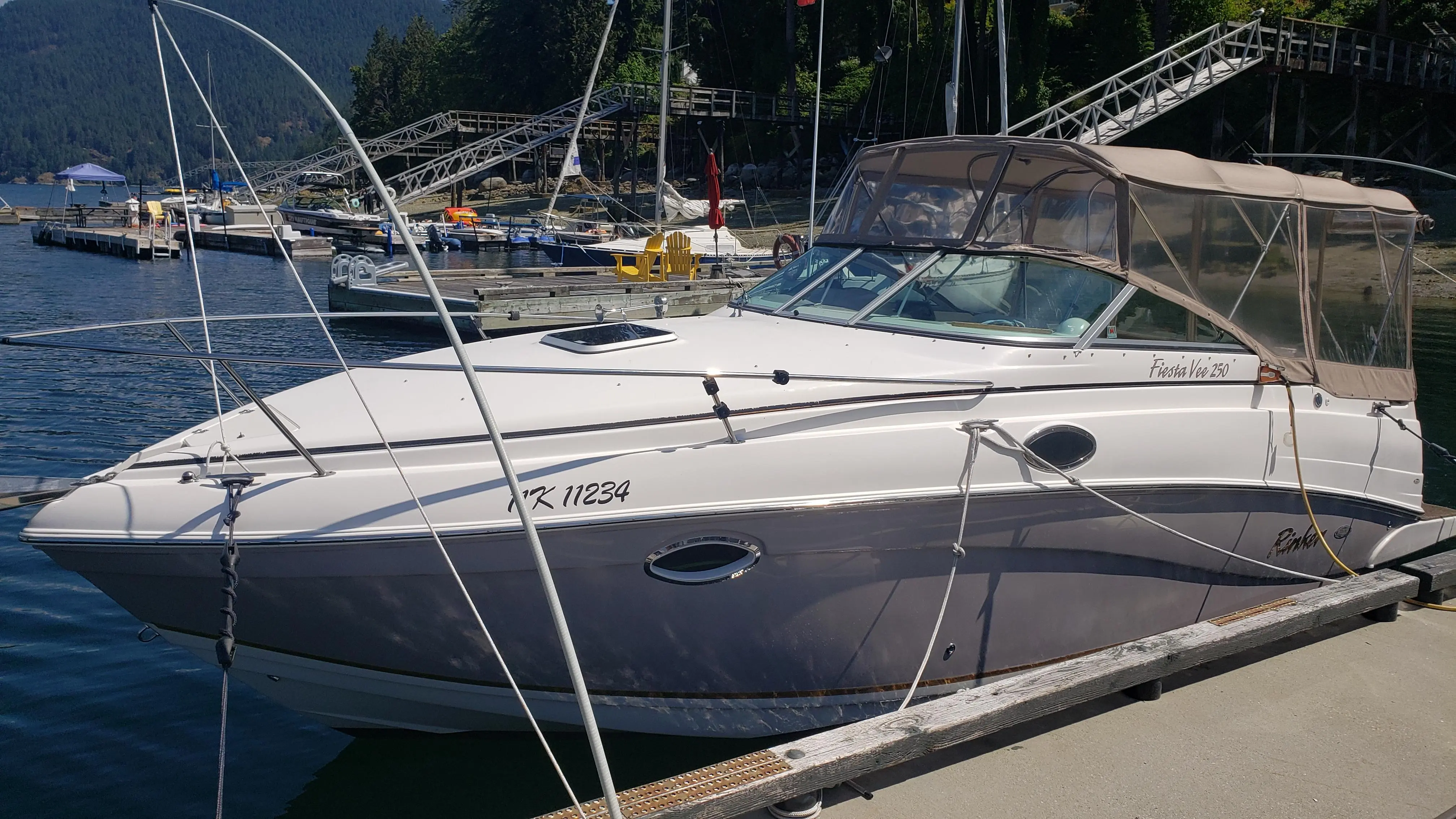 2005 Rinker 250 fiesta vee with trailer